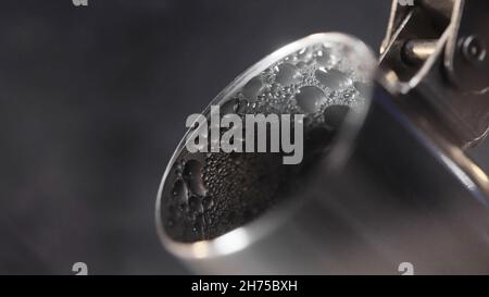 Beccuccio per teiera con gocce. Azione. Primo piano di splendide gocce sul beccuccio del bollitore. Bellissimo beccuccio in metallo di nuova teiera. Foto Stock