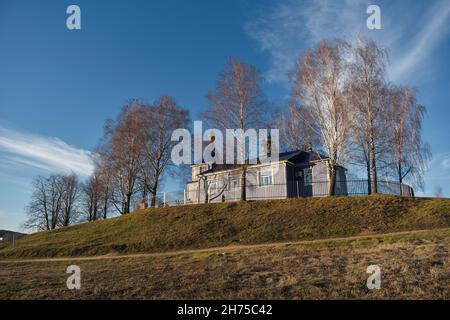 Antica chiesa in legno del Santo Profeta Elia nella cittadina di Radoshkovichi, regione di Minsk, Bielorussia. Foto Stock