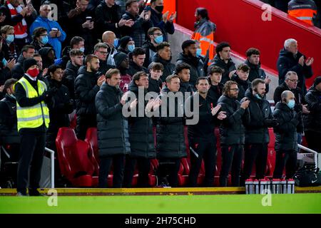 I fan, i giocatori e i membri del personale osservano un minuto di applausi in memoria dell'ex giocatore di Liverpool Louis Bimpson, morto all'inizio di questa settimana, prima della partita della Premier League ad Anfield, Liverpool. Data foto: Sabato 20 novembre 2021. Foto Stock