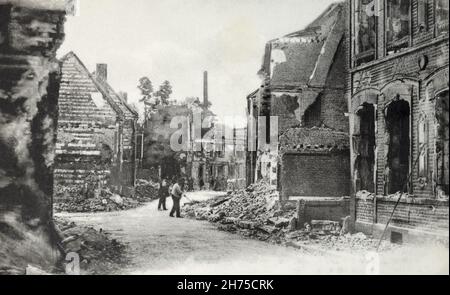 Una visione storica delle case danneggiate ad Albert, Somme, Francia, durante la prima guerra mondiale. C.1916. Foto Stock