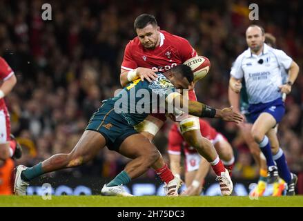 Il filipo Daugunu (a sinistra) dell'Australia affronta Ellis Jenkins del Galles durante la partita internazionale d'autunno al Principality Stadium di Cardiff. Data foto: Sabato 20 novembre 2021. Foto Stock