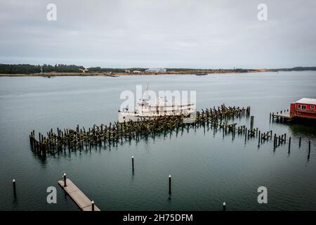 Vecchio traghetto ormeggiato all'Empire Dock a Coos Bay, Oregon, aereo Foto Stock