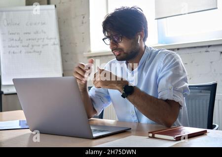 Incontro di videochiamata virtuale con manager, insegnante o allenatore indiano. Foto Stock