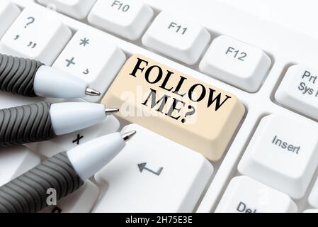 Firma che mostra la domanda Seguimi. Parola per andare o venire dopo persona o cosa che procede avanti Acquisto e Vendita di merci in linea, elencando i prodotti Foto Stock