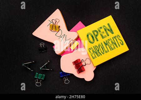 Scrittura testo visualizzazione Apri registrazioni. Vetrina aziendale in cui i dipendenti possono apportare modifiche ai vantaggi marginali eletti raccolta assortita multipla Foto Stock