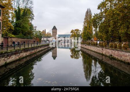 Strasburgo, Francia, 31 ottobre 2021, torre medievale sul fiume Ill Foto Stock