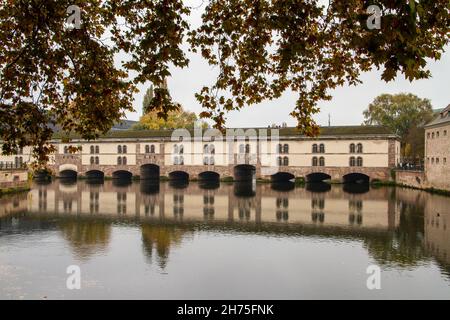 Strasburgo, Francia, 30 ottobre 2021, i ponti coperti di Strasburgo sono tre ponti che attraversano l'Ill nel cuore della Petite Francia., 2021, il V Foto Stock