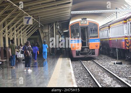 Bangkok, Tailandia. 20 Nov 2021. Thailandia - persone e molte famiglie si riuniscono per scattare foto della stazione ferroviaria di Bangkok o di Hua Lamphong prima di chiudere la leggenda del più antico hub di trasporto ferroviario della Thailandia. Il 20 novembre 2021. (Foto di Teera Noisakran/Pacific Press/Sipa USA) Credit: Sipa USA/Alamy Live News Foto Stock