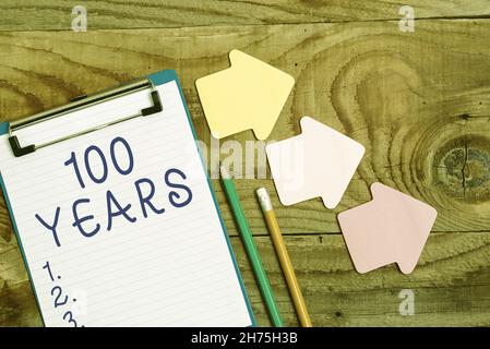 Scrittura visualizzazione testo 100 anni. Foto concettuale Remembering giorno speciale per essere 100 anni di esistenza Mostra di diversi colore Sticker Note Foto Stock