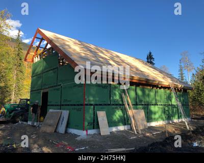 Edificio sostenibile dal punto di vista ambientale in costruzione in BC Canada Foto Stock