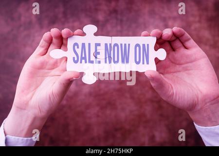 Ispirazione per firmare subito la promozione. Parola scritta su sconti e promozionali vendita al dettaglio di vendita al dettaglio offerta Businesswoman trovare strategia per risolvere Foto Stock