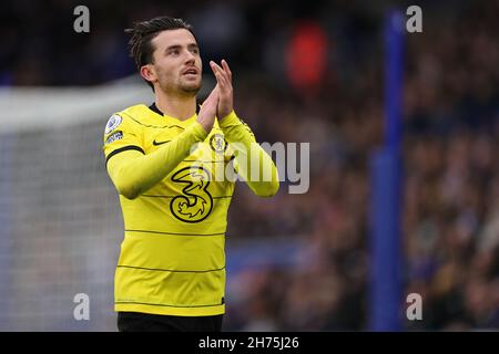 LEICESTER, INGHILTERRA - NOVEMBRE 20: Ben Chilwell di Chelsea applaude i tifosi in viaggio durante la partita della Premier League tra Leicester City e Chelsea al King Power Stadium il 20 Novembre 2021 a Leicester, Inghilterra. (Foto di James Holyoak/MB Media) Foto Stock