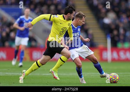 LEICESTER, INGHILTERRA - NOVEMBRE 20: Marc Albrighton di Leicester City sotto la pressione di ben Chilwell di Chelsea durante la partita della Premier League tra Leicester City e Chelsea al King Power Stadium il 20 Novembre 2021 a Leicester, Inghilterra. (Foto di James Holyoak/MB Media) Foto Stock