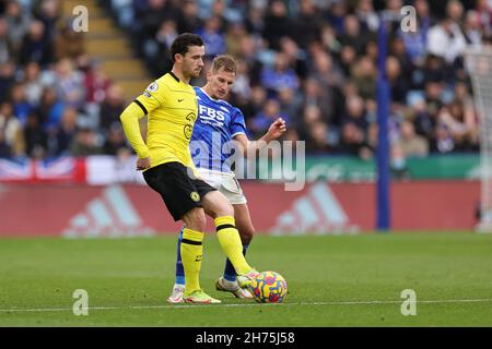 LEICESTER, INGHILTERRA - NOVEMBRE 20: Ben Chilwell di Chelsea gioca la palla sotto pressione da Marc Albrighton di Leicester City durante la partita della Premier League tra Leicester City e Chelsea al King Power Stadium il 20 Novembre 2021 a Leicester, Inghilterra. (Foto di James Holyoak/MB Media) Foto Stock