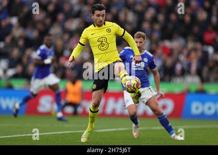 LEICESTER, INGHILTERRA - NOVEMBRE 20: Ben Chilwell di Chelsea controlla la palla durante la partita della Premier League tra Leicester City e Chelsea al King Power Stadium il 20 Novembre 2021 a Leicester, Inghilterra. (Foto di James Holyoak/MB Media) Foto Stock