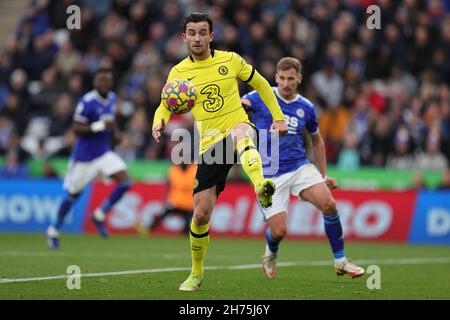 LEICESTER, INGHILTERRA - NOVEMBRE 20: Ben Chilwell di Chelsea controlla la palla durante la partita della Premier League tra Leicester City e Chelsea al King Power Stadium il 20 Novembre 2021 a Leicester, Inghilterra. (Foto di James Holyoak/MB Media) Foto Stock