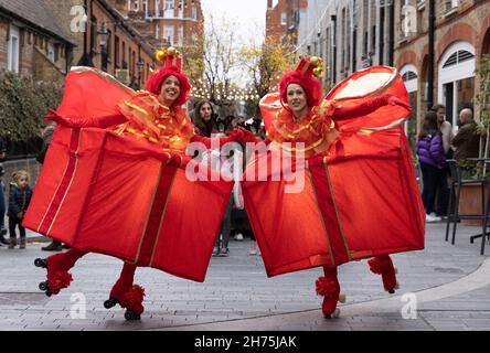 USO EDITORIALE SOLO Cirque Delight intrattenere la folla al Chelsea Christmas Lights accendere, al Pavilion Road a Londra. Data foto: Sabato 20 novembre 2021. Foto Stock