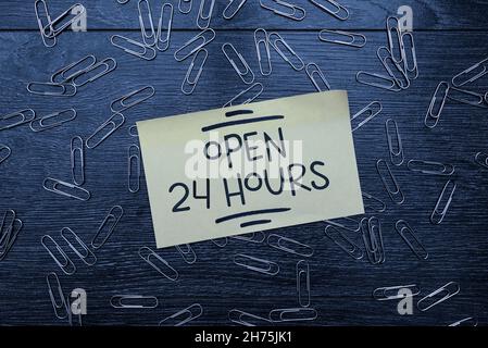 Testo che mostra l'ispirazione aperto 24 ore. Concetto significa disponibile tutto il giorno e tutta la notte senza chiudere o fermare Bright New Ideas Fresh Office Foto Stock