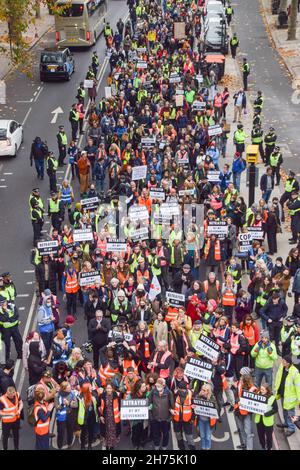 Londra, Regno Unito. 20 novembre 2021. I manifestanti marciano attraverso Embankment. I manifestanti hanno marciato attraverso Londra per protestare contro la carcerazione di nove attivisti britannici insulati. Credit: Vuk Valcic / Alamy Live News Foto Stock