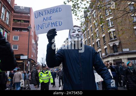 Londra, Regno Unito. 20 Nov 2021. Un protestore che indossa la maschera anonima visto con un segno che dice Unjabbed sono informati durante la dimostrazione.chiamato da StandupX, anti-vaxxers riuniti a Londra come parte del World Wide rally per il movimento di libertà. Il gruppo protesta contro i vaccini COVID obbligatori e l'implementazione di identificazioni di vaccini e passaporti. (Foto di Belinda Jiao/SOPA Images/Sipa USA) Credit: Sipa USA/Alamy Live News Foto Stock