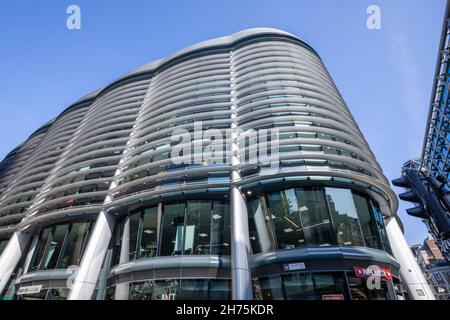 Il Walbrook Building all'incrocio tra Walbrook e Cannon Street, architettura moderna con le feritoie di brise soleil, quartiere finanziario di Londra EC4 Foto Stock