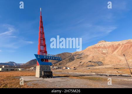 monumento in abbandonato sovietico russo villaggio minerario di piramiden svalbard norvegia con l'ultima auto a carbone Foto Stock