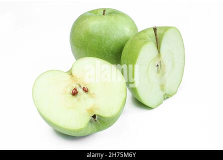 Una mela intera e due mezze mele isolate su fondo bianco. Frutta verde a fette Foto Stock