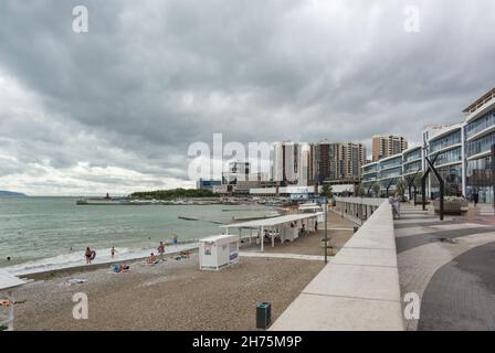 Novorossiysk, Russia, 13 agosto 2021: La spiaggia centrale e il moderno argine del generale Serebryakov vicino al centro commerciale nel sud cit Foto Stock