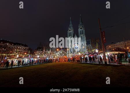 Il mercato di Natale in namesti miru, Praga, repubblica Ceca Foto Stock