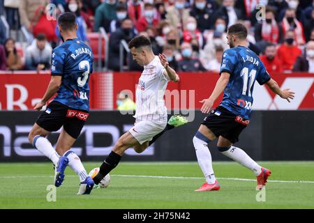 Siviglia, Siviglia, Spagna. 20 Nov 2021. Oussama Idrissi di Sevilla CF durante la partita la Liga Santader tra Sevilla CF e Deportivo Alaves a Ramon Sanchez Pizjuan a Siviglia, in Spagna, il 20 novembre 2021. (Credit Image: © Jose Luis Contreras/DAX via ZUMA Press Wire) Foto Stock