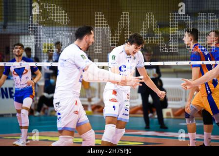 Latina, Italia. 20 Nov 2021. Exultation (Top Volley Cisterna) durante Top Volley Cisterna vs vero Volley Monza, Pallavolo Serie Italiana A Men Superleague Championship in Latina, Italy, November 20 2021 Credit: Independent Photo Agency/Alamy Live News Foto Stock