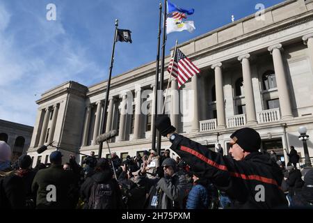 Kenosha, Wisconsin, Stati Uniti. 19 Nov 2021. Un sostenitore di Kyle Rittenhouse reagisce venerdì 19 novembre 2021 fuori del Kenosha, Wisconsin, tribunale della contea dopo che i verdetti sono stati annunciati che hanno assolto Kyle Rittenhouse. (Credit Image: © Mark Hertzberg/ZUMA Press Wire) Foto Stock