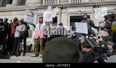 Kenosha, Wisconsin, Stati Uniti. 19 Nov 2021. I punti di vista opposti sono espressi venerdì 19 novembre 2021 al di fuori del Kenosha, Wisconsin, tribunale della contea dopo che i verdetti sono stati annunciati che hanno assoldato Kyle Rittenhouse. (Credit Image: © Mark Hertzberg/ZUMA Press Wire) Foto Stock