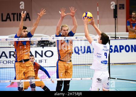 Latina, Italia. 20 Nov 2021. Tommaso Rinaldi Attack (Top Volley Cisterna) durante Top Volley Cisterna vs vero Volley Monza, Volley Serie Italiana A Men Superleague Championship in Latina, Italy, November 20 2021 Credit: Independent Photo Agency/Alamy Live News Foto Stock