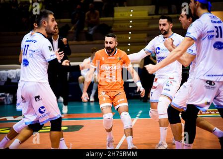 Latina, Italia. 20 Nov 2021. Exultation (Top Volley Cisterna) durante Top Volley Cisterna vs vero Volley Monza, Pallavolo Serie Italiana A Men Superleague Championship in Latina, Italy, November 20 2021 Credit: Independent Photo Agency/Alamy Live News Foto Stock