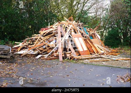 Legna da fuoco da demolizione di casa derelitto in cantiere Foto Stock