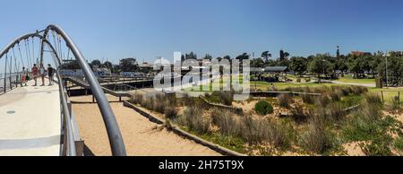 Ponte sul Kananook Creek. Frankston, Victoria, Australia. Gennaio 23, 2014. Vista dal ponte di metallo a Kananuk Creek e il parco. Foto Stock