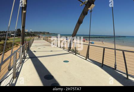 Ponte sul Kananook Creek. Frankston, Victoria, Australia. Gennaio 23, 2014. Vista dal ponte di metallo a Kananuk Creek e il parco. Foto Stock