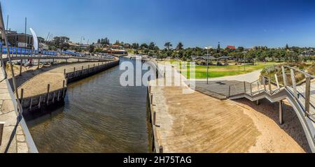 Ponte sul Kananook Creek. Frankston, Victoria, Australia. Gennaio 23, 2014. Vista dal ponte di metallo a Kananuk Creek e il parco. Foto Stock