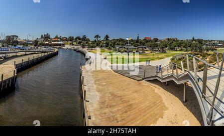 Ponte sul Kananook Creek. Frankston, Victoria, Australia. Gennaio 23, 2014. Vista dal ponte di metallo a Kananuk Creek e il parco. Foto Stock