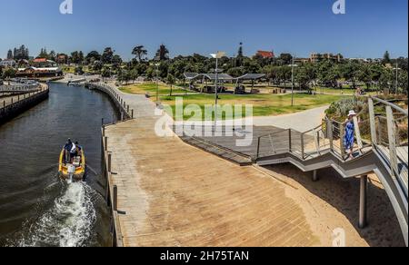 Ponte sul Kananook Creek. Frankston, Victoria, Australia. Gennaio 23, 2014. Vista dal ponte di metallo a Kananuk Creek e il parco. Foto Stock