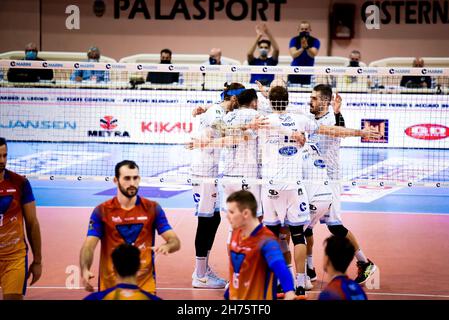 Latina, Italia. 20 Nov 2021. Exultation (Top Volley Cisterna) durante Top Volley Cisterna vs vero Volley Monza, Pallavolo Serie Italiana A Men Superleague Championship in Latina, Italy, November 20 2021 Credit: Independent Photo Agency/Alamy Live News Foto Stock