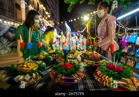 Bangkok, Tailandia. 19 Nov 2021. Le persone acquistano lanterne d'acqua durante il Loy Krathong Festival a Bangkok, Thailandia, il 19 novembre 2021. Credit: Wang Teng/Xinhua/Alamy Live News Foto Stock