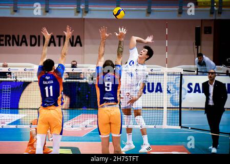 Latina, Italia. 20 Nov 2021. Tommaso Rinaldi Attack (Top Volley Cisterna) durante Top Volley Cisterna vs vero Volley Monza, Volley Serie Italiana A Men Superleague Championship in Latina, Italy, November 20 2021 Credit: Independent Photo Agency/Alamy Live News Foto Stock