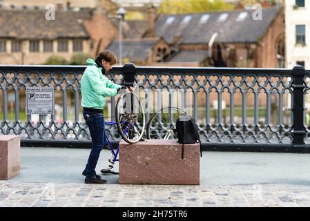 white man 30 - 40 riparazione pneumatico forato per bicicletta sul lato strada Foto Stock