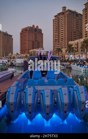 Il porticciolo perlato di Porto Arabia , Doha , Qatar con vista del giorno con yacht in primo piano, edifici e nuvole nel cielo sullo sfondo Foto Stock