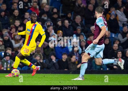 Christian Benteke di Crystal Palace durante la partita della Premier League tra Burnley e Crystal Palace a Turf Moor, Burnley, Inghilterra, il 20 novembre 2021. Foto di Mike Morese. Solo per uso editoriale, licenza richiesta per uso commerciale. Nessun utilizzo nelle scommesse, nei giochi o nelle pubblicazioni di un singolo club/campionato/giocatore. Credit: UK Sports Pics Ltd/Alamy Live News Foto Stock