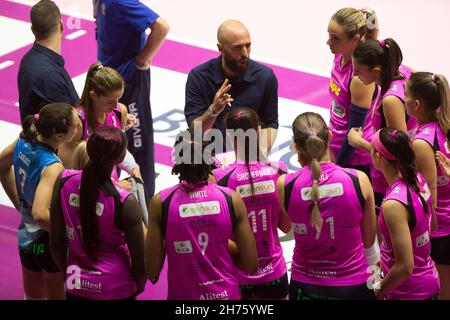 Martino Volpini (Casalmaggiore) con team durante il time out durante il VBC ePiu Casalmaggiore di VBC Volley Monza, Volleyball Italian Serie A1 Women match a Monza (MB), Italy, November 20 2021 Foto Stock