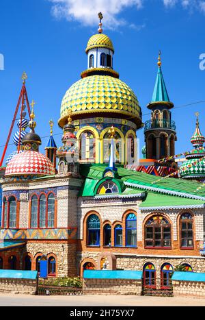 Tempio di tutte le religioni (Tempio universale) a Kazan, Tatarstan, Russia. Questo luogo è il punto di riferimento di Kazan. Bellissimo complesso colorato di chiese, moschea Foto Stock