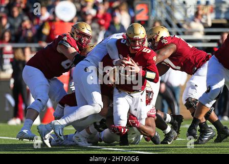 Stadio Alumni. 20 Nov 2021. MA, USA; il Boston College Eagles quarterback Phil Jurkovec (5) viene saccheggiato durante la partita di football NCAA tra i Florida state Seminoles e i Boston College Eagles all'Alumni Stadium. Anthony Nesmith/CSM/Alamy Live News Foto Stock